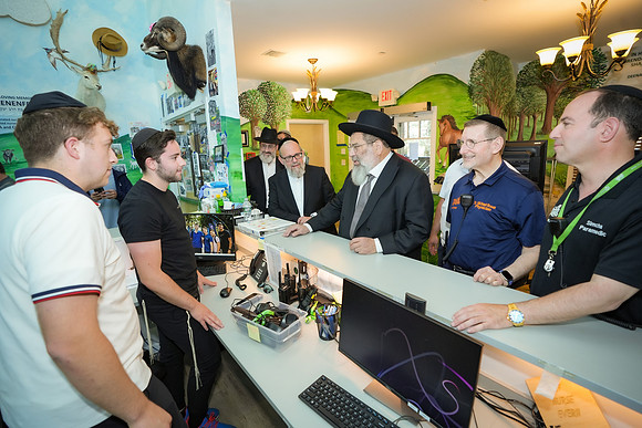 Rav Bender Visits CSSB 26-005